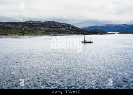 Angeln Segeln in der Nähe der Landschaft Landschaft der norwegischen Fjorde Stockfoto