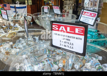 Heilige Wasser aus dem Jordan zum Verkauf an der Taufstelle Yardenit in Israel. Stockfoto