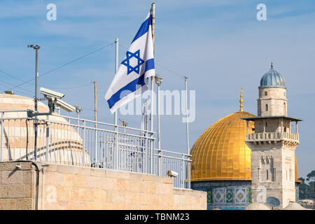 Israelische Flagge und Felsendom Moschee in Jerusalem, Israel. Stockfoto