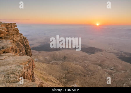Sonnenaufgang in der Wüste Negev. Makhtesh Ramon Krater in Israel. Stockfoto