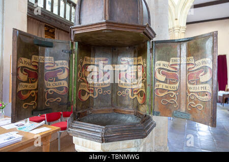 Bis 17. Jahrhundert Holz- schrift die Kirche der Heiligen Maria, Boxford, Suffolk, England, Großbritannien eröffnet Stockfoto