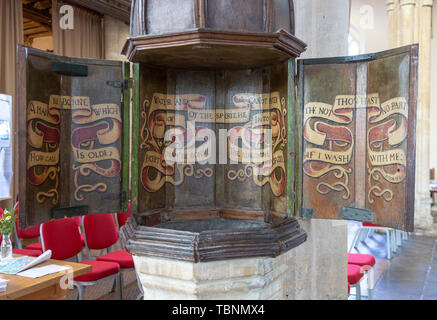 Bis 17. Jahrhundert Holz- schrift die Kirche der Heiligen Maria, Boxford, Suffolk, England, Großbritannien eröffnet Stockfoto