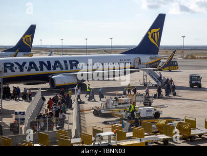 Passagiere Leute Einsteigen in ein Flugzeug Ryanair Flug Flughafen Faro, Portugal Stockfoto