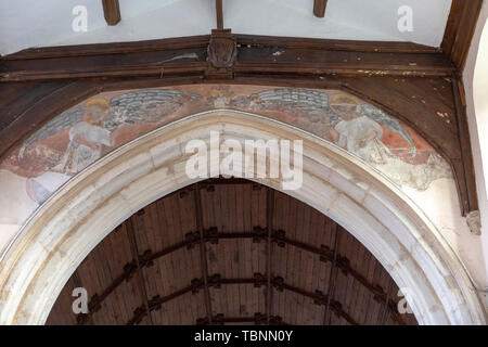 Mittelalterliche Wandmalerei so Engel am Chorbogen, Kirche der Heiligen Maria, Boxford, Suffolk, England, Großbritannien Stockfoto