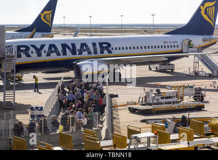 Passagiere statt Menschen warten auf einen Ryanair Flug Flug Faro Airport Karte, Portugal Stockfoto