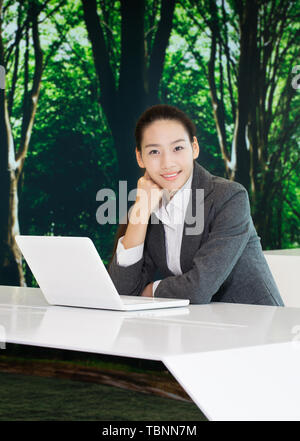 Eine Frau arbeitet in einem Büro. Stockfoto
