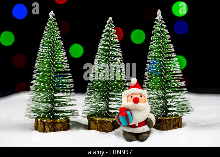 Santa Claus unter den Pinien Stockfoto