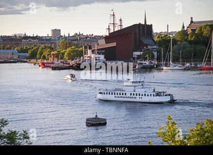 20170622 Vy från STOCKHOLM Kastellholmen över Vasamuseet, Stockholm. 11 passerar förbi Passagerarbåten Djurgården. Blick von kastellholmen über das Vasa Museum, Stockholm. Fahrgastschiff Djurgården 11 vorbei. Foto Jeppe Gustafsson Stockfoto