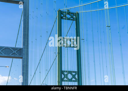 Ein Blick auf die Spitze des verengt Hängebrücke in Tacoma, WA. Stockfoto