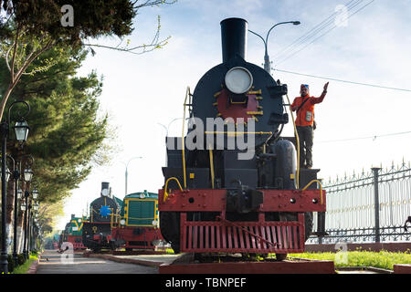 Alten Diesellokomotiven. Retro Lokomotiven.. Schwarze Lokomotive. Grüne Lokomotive. Der Bahnhof und die Züge. Stockfoto