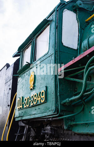 Alten Diesellokomotiven. Retro Lokomotiven.. Schwarze Lokomotive. Grüne Lokomotive. Der Bahnhof und die Züge. Stockfoto