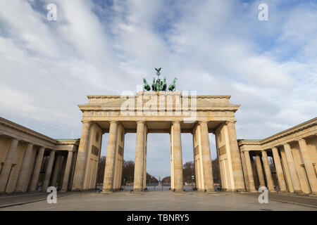 Vorderansicht des berühmten neoklassizistischen Brandenburg Gate (Brandenburger Tor) in Berlin, Deutschland, an einem sonnigen Tag. Stockfoto