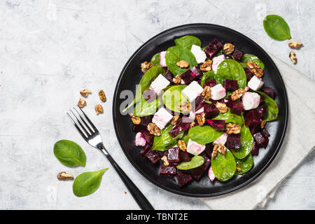 Frischer Salat aus Spinat, Zuckerrüben und Feta Käse mit Walnuss. Stockfoto