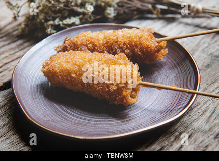 Japanische frittierte Spieß in runde Platte mit der Natur Beleuchtung. Stockfoto