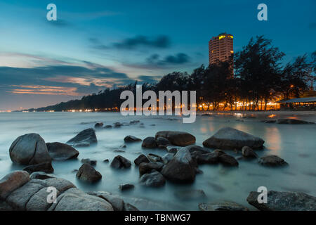 Die Felsen und das Meer in der Farbe des Sonnenuntergangs Foto mit einem niedrigen und dunkle Beleuchtung Seascape. Stockfoto