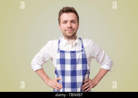 Reifen restaurant Mitarbeiter Mann auf gelbe Wand Stockfoto