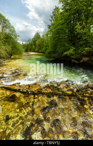 Farbenfrohe Frühling Panorama der Sava Bohinjka am Wocheiner See Dorf Ukanc. Malerische moning Szene im Triglav National Park, in den Julischen Alpen. Stockfoto