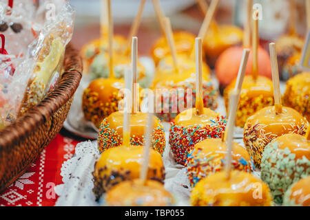 Äpfel in Karamell und Streuseln. Street Food. Stockfoto