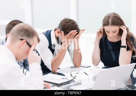 Business Team ueber finanzielle Probleme einer neuen Anlauf. Büro werktags Stockfoto