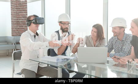 Junge Designer verwendet Virtual reality Brillen bei einer Sitzung im Büro. Mensch und Technik Stockfoto