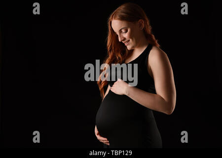 hübsche schwarze schwangere mädchen mit nackten bauch mit schwarzen