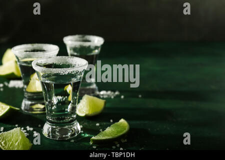 Schüsse von Tequila am Tisch Stockfoto