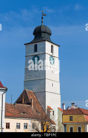 Der mittelalterliche Turm in großen Platz (Piaţa Mare) Sibiu, Siebenbürgen, Rumänien Stockfoto