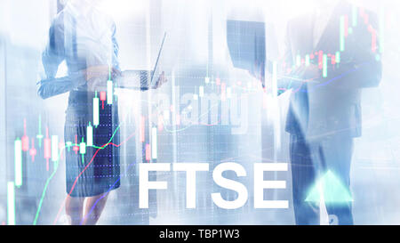 FTSE 100 Financial Times Stock Exchange Index Vereinigtes Königreich Großbritannien England Investitionen Handel Konzept mit Tabelle und Grafiken. Stockfoto