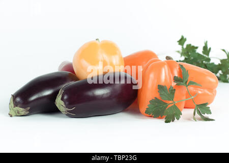 Paprika, Auberginen und Zweige Petersilie auf einem weißen Hintergrund. Foto mit Kopie Raum Stockfoto