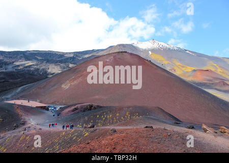 Ätna, Sizilien, Italien - 9. April 2019: Wanderer zu Fuß auf der Silvestri Krater auf den Ätna. Ganz oben auf Vulkan Ätna mit Schnee im Hintergrund. Beliebte touristische Ort. Stockfoto