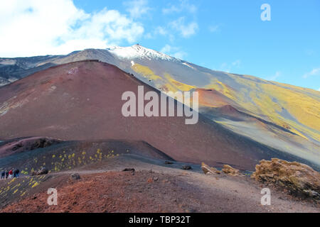 Silvestri Krater auf den Ätna mit ganz oben auf der berühmten Vulkan im Hintergrund. Ätna in Italien Sizilien ist Europäischen höchsten aktiven Vulkan. Wanderer auf dem Krater. Stockfoto