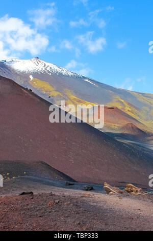Schöne Aussicht auf den Ätna, die durch beschädigte vulkanische Landschaft umgeben. Auf einer vertikalen Bild von Silvestri Krater gefangen. Europäischen höchsten aktiven Vulkan. Touristen vor Ort.