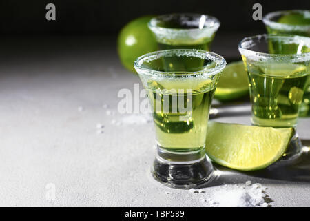 Schüsse von Tequila am Tisch Stockfoto