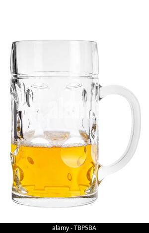 Halb voll Liter Glas Bier Humpen auf weißem Hintergrund. Datei enthält Platz für Text Stockfoto