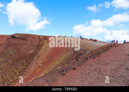 Touristen stehen am Rand von Silvestri Krater auf den Ätna auf der italienischen Insel Sizilien. Die bunten vulkanische Landschaft ist beliebt bei Wanderern. Stockfoto