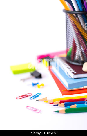 Schulbedarf auf weißem Hintergrund. Kopieren Sie Platz für Text. Stockfoto