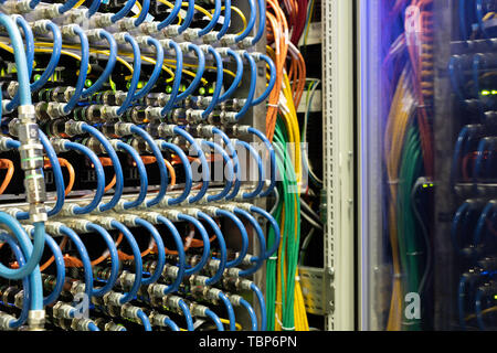 Close-up Moderne Supercomputer mit LWL Kabel und Hubs im Serverraum, kopieren Raum Stockfoto