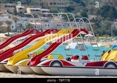 Bunte Tretboote mit Folien zum Mieten am Sandstrand mit Blue sea water Stockfoto