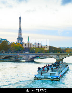 Touristenboot an der Sienna Fluss, Skyline von Paris mit dem Eiffelturm im Hintergrund, Frankreich Stockfoto