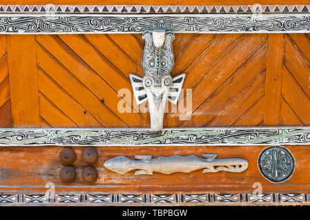 Batak traditionelles Haus Fassade Dekoration Schmuck Gemälde Holzschnitzerei, Insel Samosir, Lake Toba, berühmte Reiseziel in Sumatra, Indonesien Stockfoto