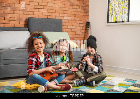 Band der kleinen Musiker zu Hause Stockfoto