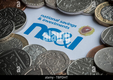 Ein Formular verwendet, NS & ich Premium Bonds mit dem Logo von Münzen umgeben zu erwerben. Stockfoto