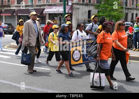 NEW YORK, NY - Juni 01: Aktivisten der 2019 Frieden in den Straßen teilnehmen: Frieden und Einheit März in Harlem am Juni 01, 2019 in New York City. Stockfoto