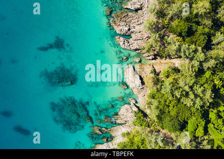 Ansicht von oben, beeindruckende Luftaufnahme von tropischen Küste vom türkisfarbenen Meer gebadet. Phuket, Thailand. Stockfoto