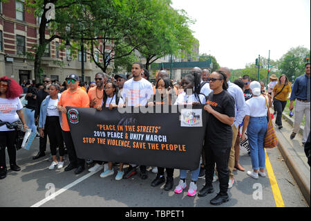 NEW YORK, NY - Juni 01: Aktivisten der 2019 Frieden in den Straßen teilnehmen: Frieden und Einheit März in Harlem am Juni 01, 2019 in New York City. Stockfoto