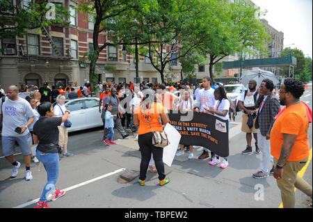 NEW YORK, NY - Juni 01: Aktivisten der 2019 Frieden in den Straßen teilnehmen: Frieden und Einheit März in Harlem am Juni 01, 2019 in New York City. Stockfoto