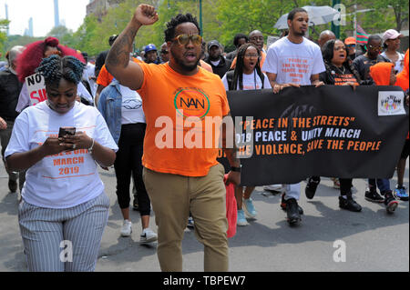 NEW YORK, NY - Juni 01: Stephen Marshall und Aktivisten, der 2019 den Frieden in den Straßen teilnehmen: Frieden und Einheit März in Harlem am Juni 01, 2019 in New Yor Stockfoto