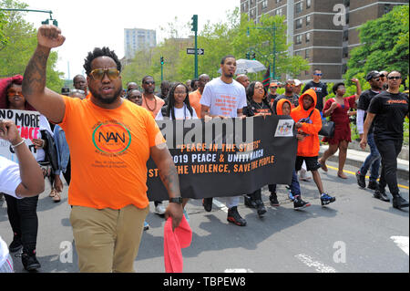 NEW YORK, NY - Juni 01: Stephen Marshall und Aktivisten, der 2019 den Frieden in den Straßen teilnehmen: Frieden und Einheit März in Harlem am Juni 01, 2019 in New Yor Stockfoto