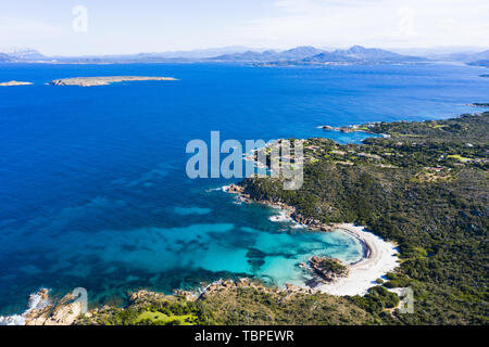 Ansicht von oben, beeindruckende Luftaufnahme der Prinz Strand (Spiaggia del Principe) durch eine schöne türkisblaue Meer gebadet. Costa Smeralda (Smaragdküste) Stockfoto