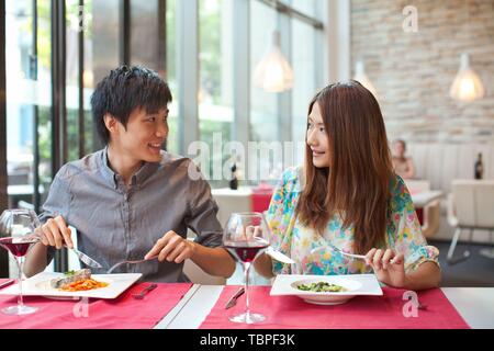 Creative Foto: Ein junges Paar ein Abendessen in einem Restaurant in Shanghai, China. Stockfoto